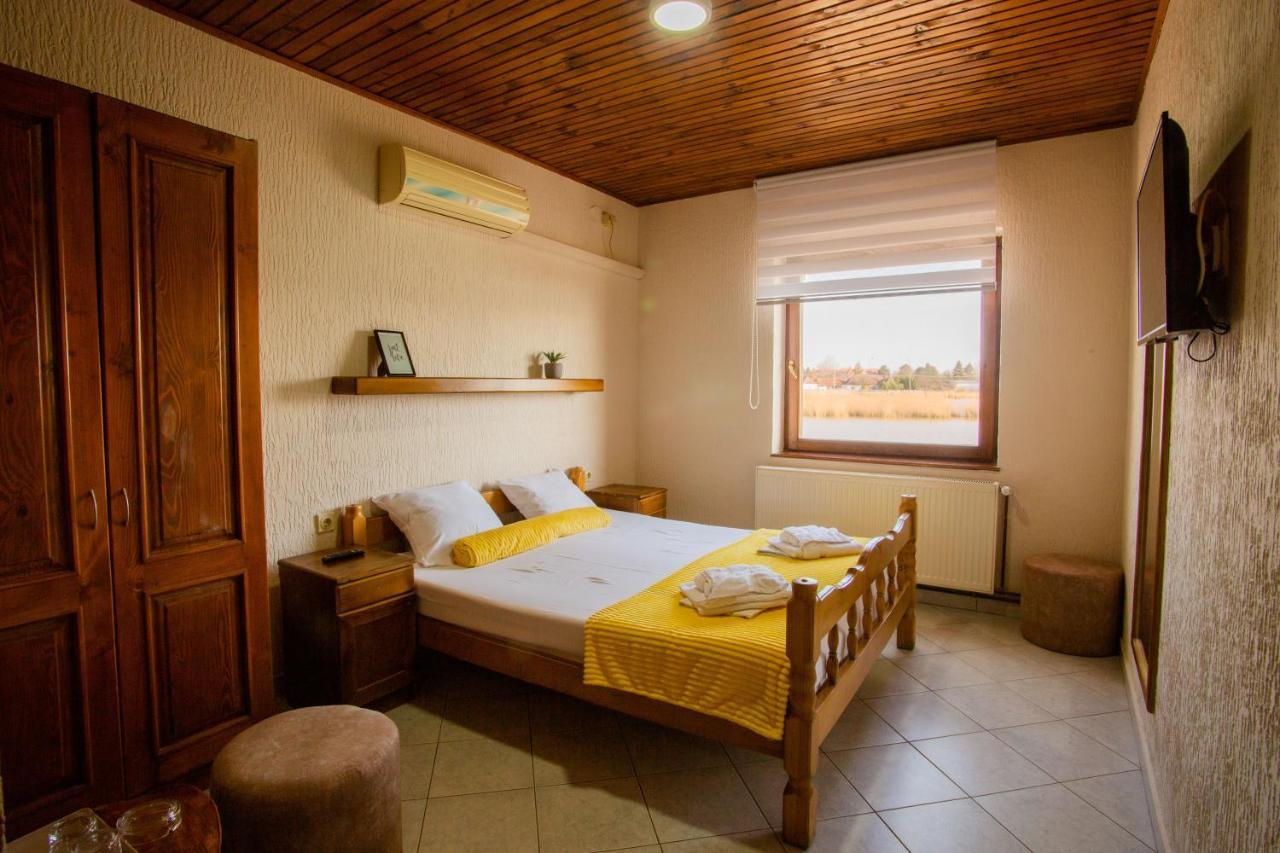 Guest House Vila Alexandar Palić エクステリア 写真