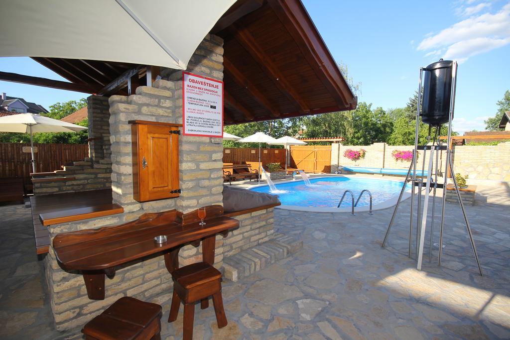 Guest House Vila Alexandar Palić エクステリア 写真