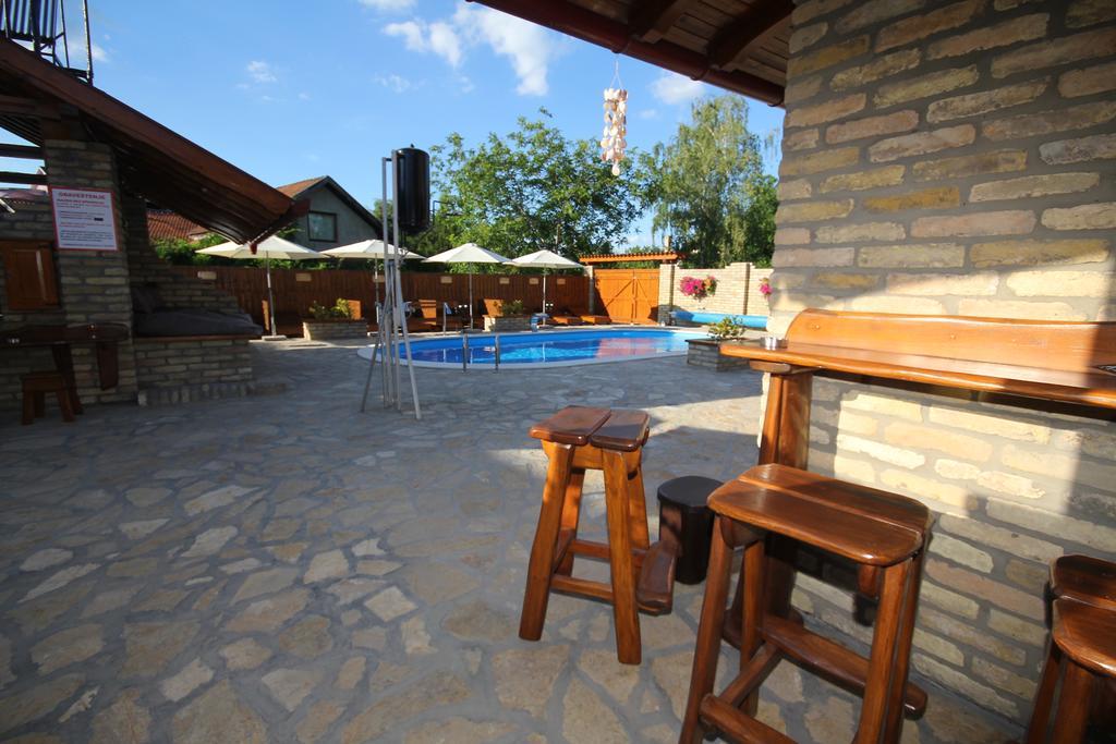 Guest House Vila Alexandar Palić エクステリア 写真