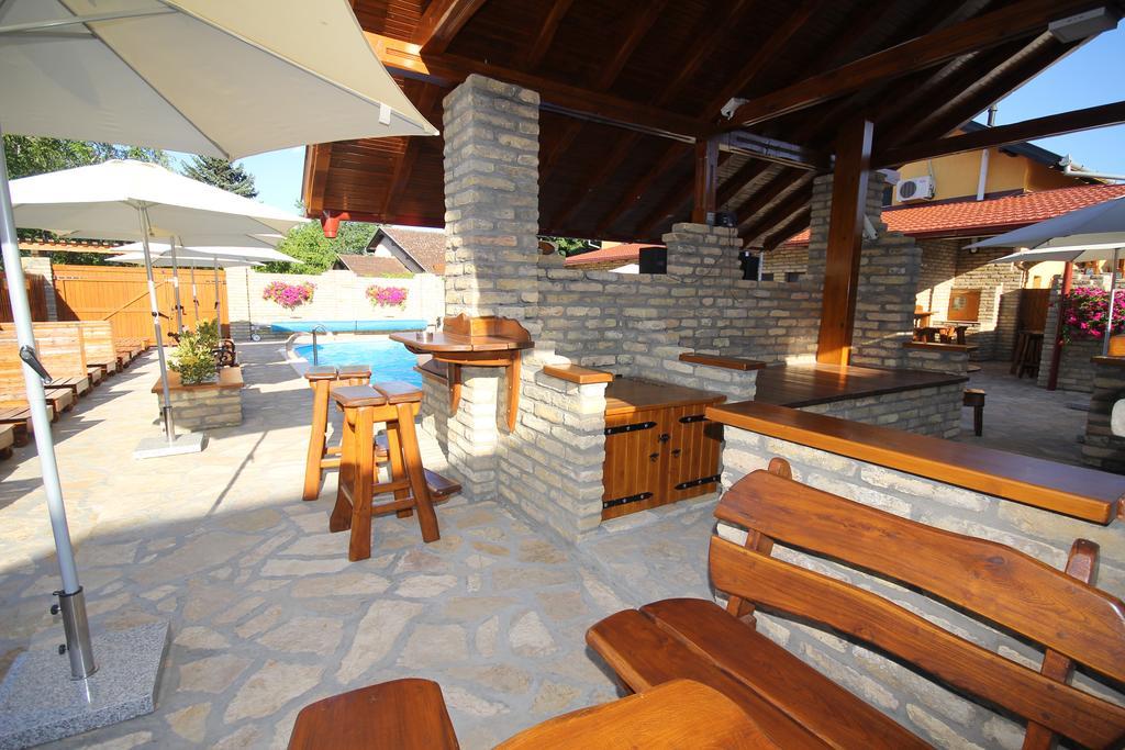 Guest House Vila Alexandar Palić エクステリア 写真