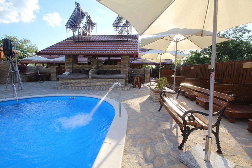 Guest House Vila Alexandar Palić エクステリア 写真